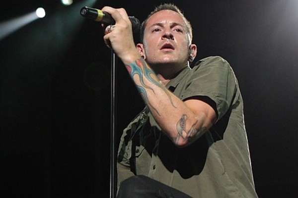 Aparece ahorcado Chester Bennington, cantante de Linkin Park