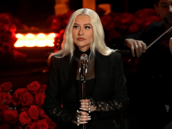Christina Aguilera lanzó la balada en español 'Somos nada' pocos minutos después de actuar en los Latin Grammy