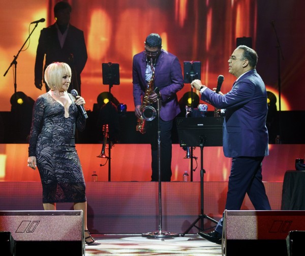 Gilberto Santa Rosa y Yolandita Monge cantan por vez primera en directo 'Si te cansaste de mi', en Florida