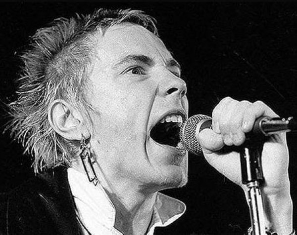Johnny Rotten pierde la disputa legal con sus compañeros de Sex Pistols y deberá permitir el uso de su música en la serie 'Pistol'