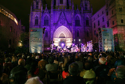 Maria del Mar Bonet canta a Rosselló-Pòrcel y a Espriu en la plaza de la Catedral de Barcelona ante más de 2.000 personas 