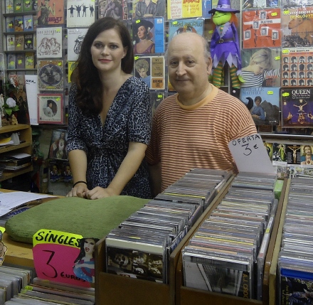 Relevo feliz en Edison\'s, una veterana tienda de discos de Barcelona