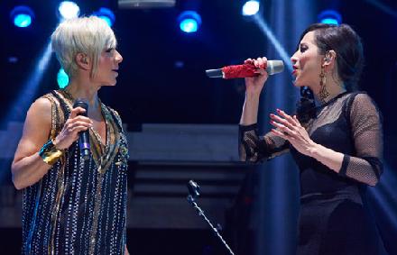 Ana Torroja cantó con Paty Cantú y presentó en directo el single \'Disculpa\' en el \'Evento 40\' de México